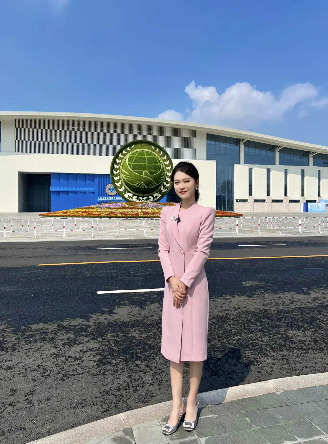 上合峰会?穿粉西装那个女主持