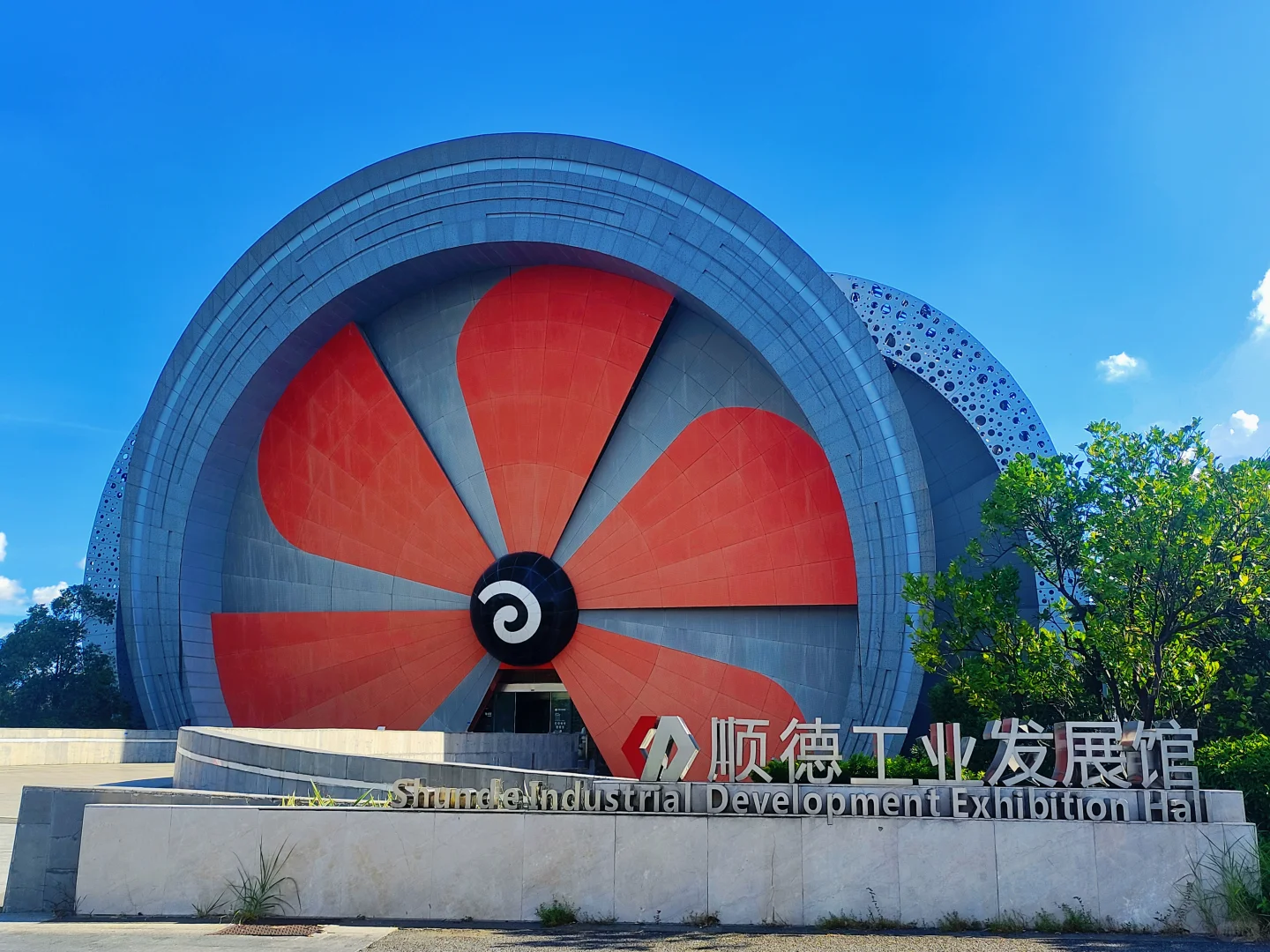 巨型“风扇”建筑+硬核工业展，太酷了