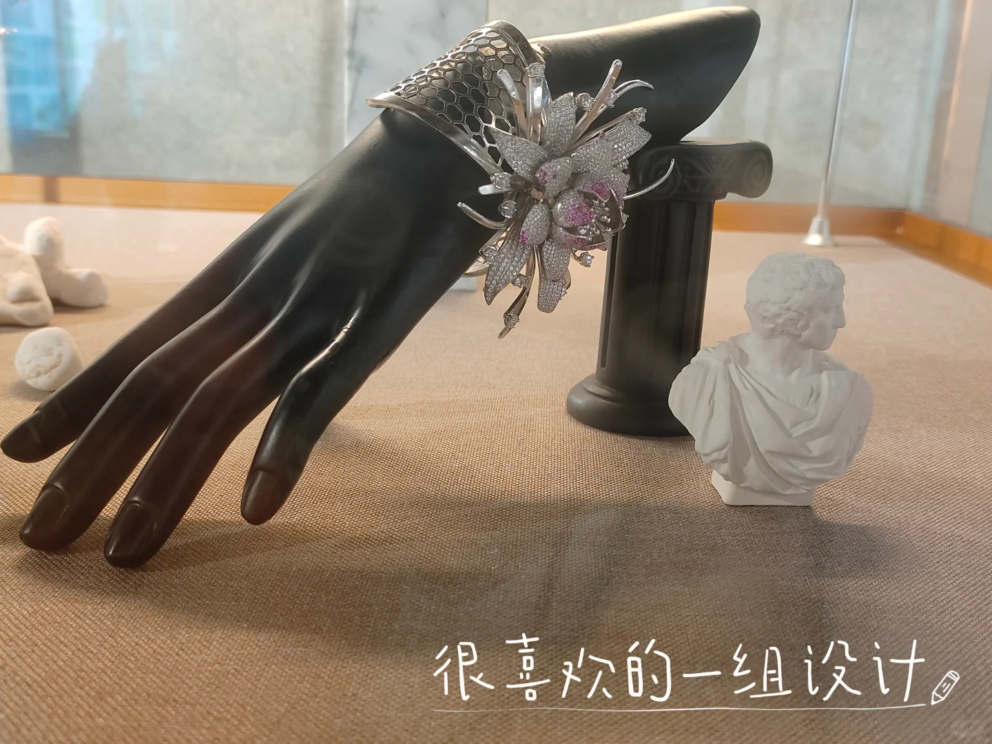 巨型“风扇”建筑+硬核工业展，太酷了