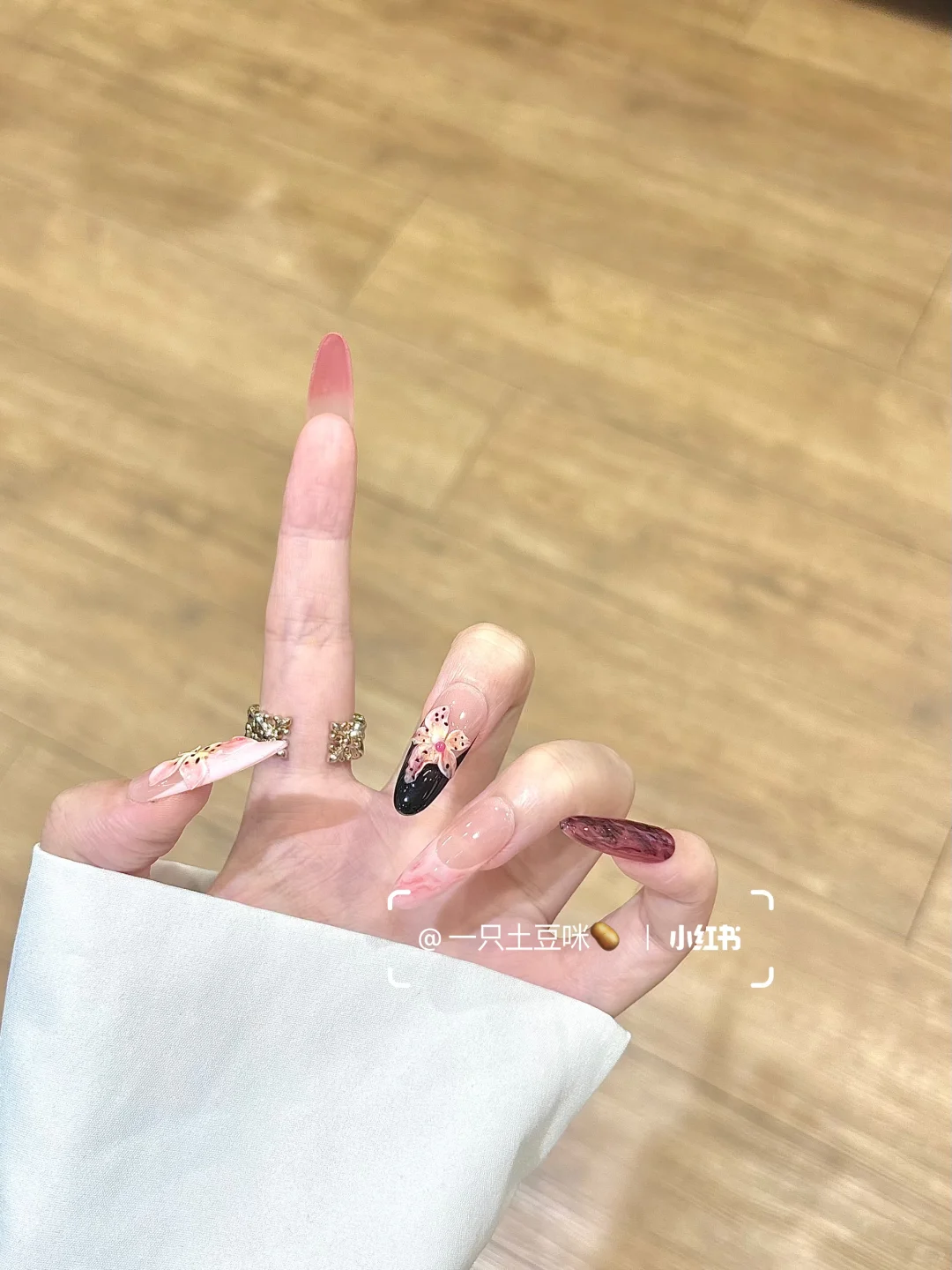 新美甲look?✨ins海岛辣妹水珠渐变晕染雕花