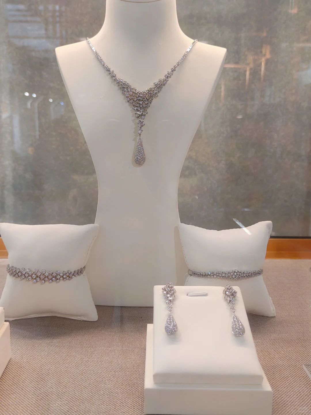 巨型“风扇”建筑+硬核工业展，太酷了