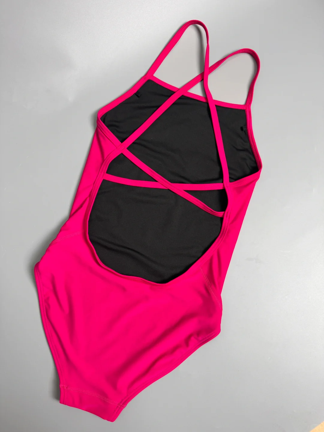 玫红战袍！泳池焦点竟是这身交叉美背杀??