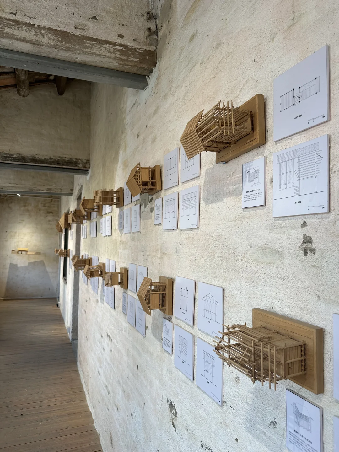 竟然还有人没来看这个村里的建筑展