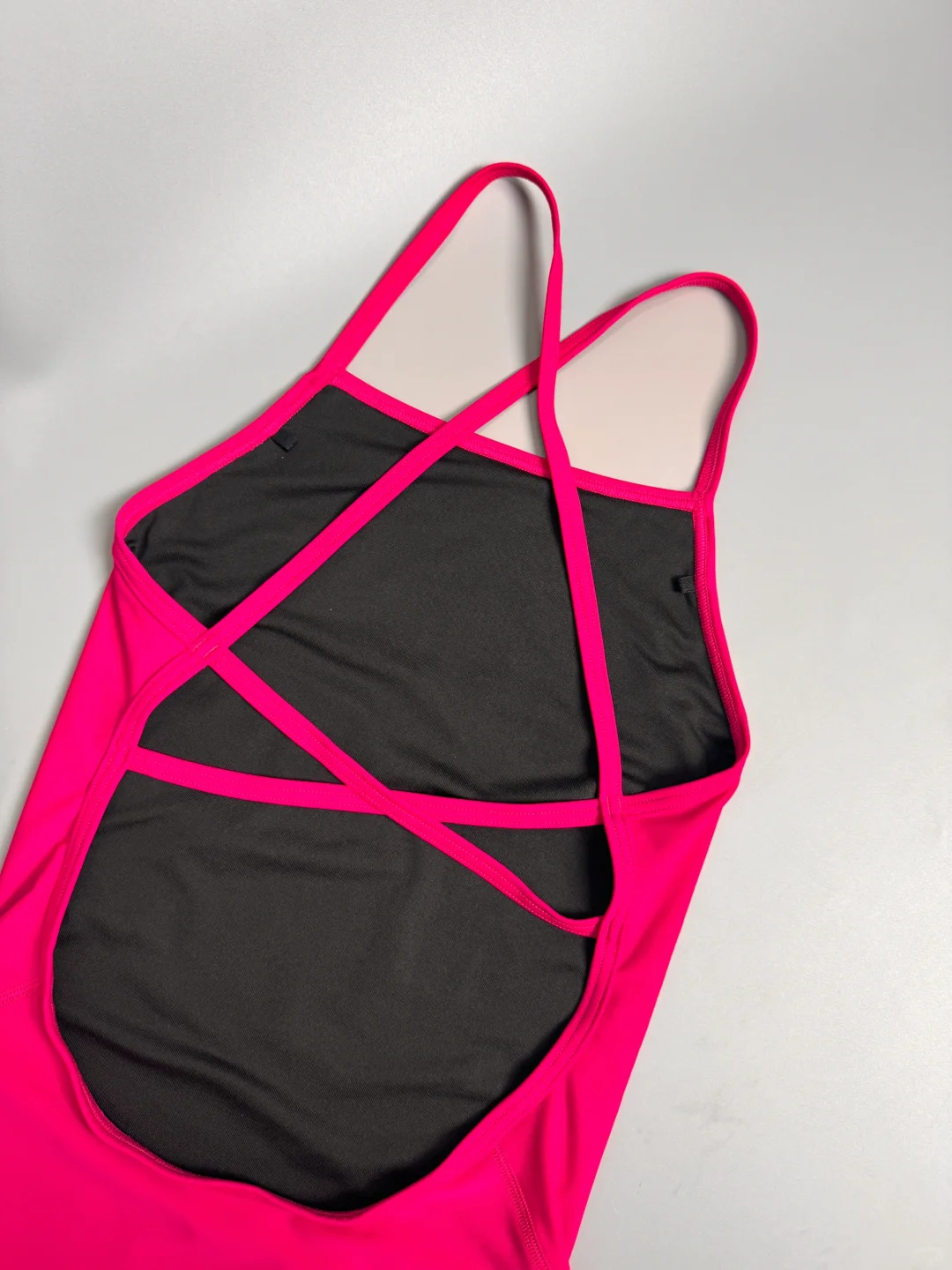 玫红战袍！泳池焦点竟是这身交叉美背杀??