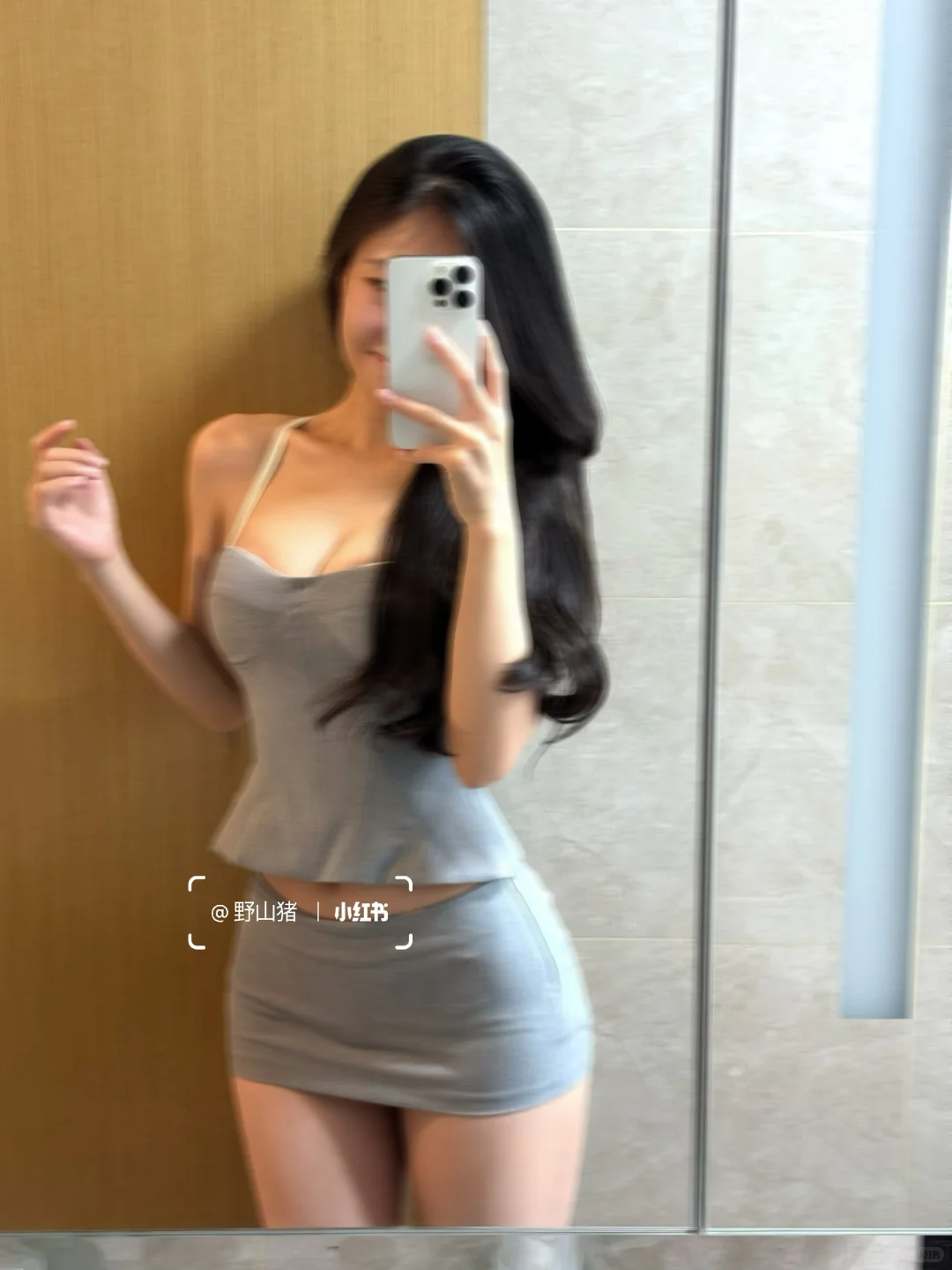 左滑穿上辣妹百搭短裙套装