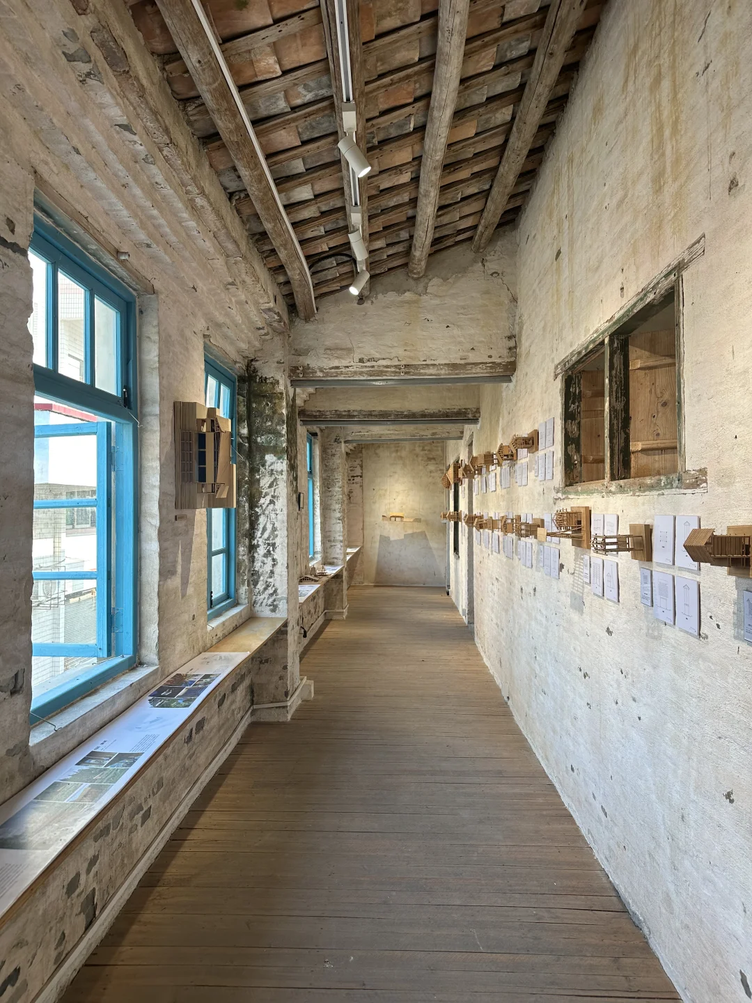 竟然还有人没来看这个村里的建筑展