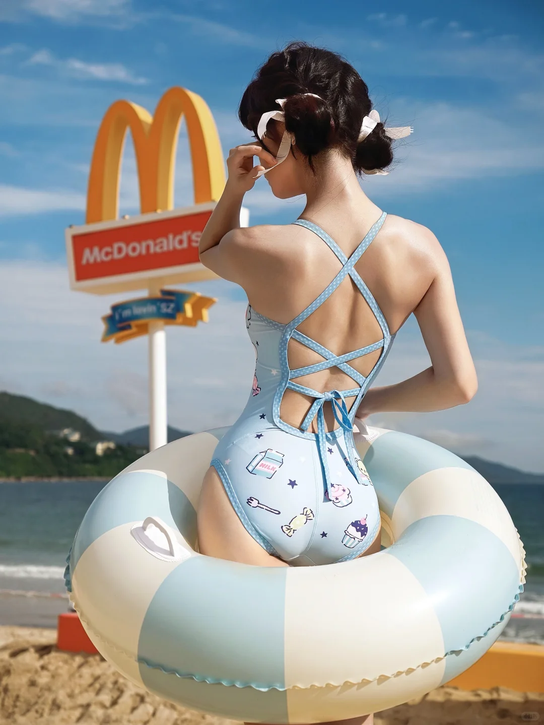 滩上的人在等日落，而我在等一句忘了说的话