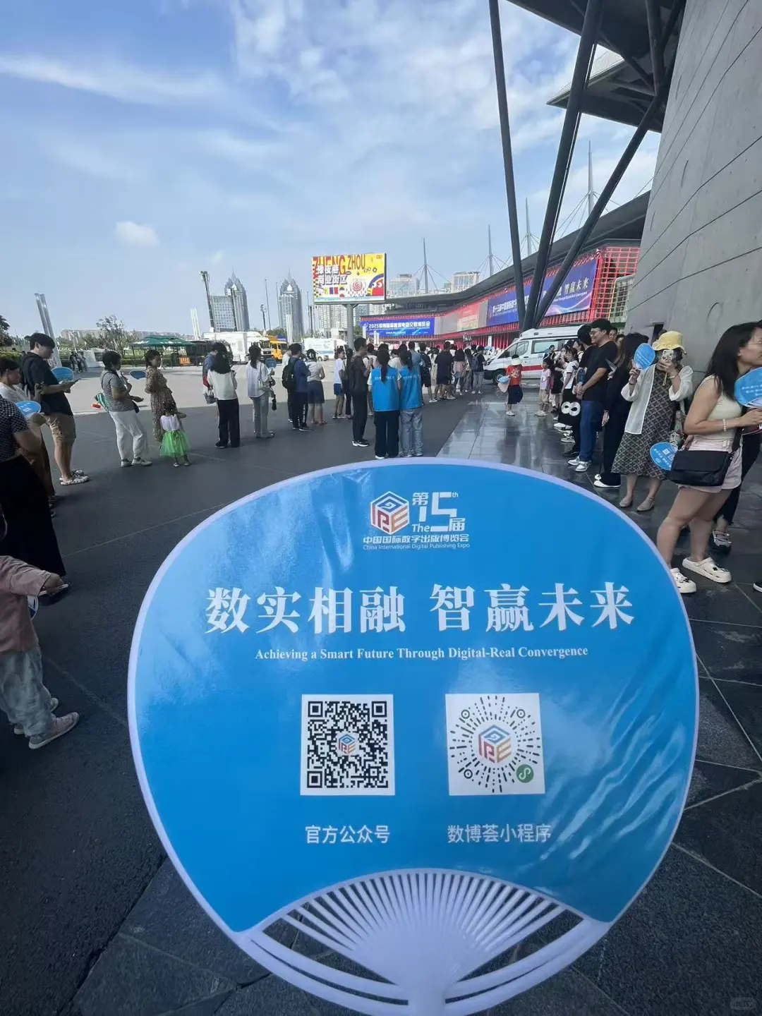 大门都没进去！大刘魅力无限?