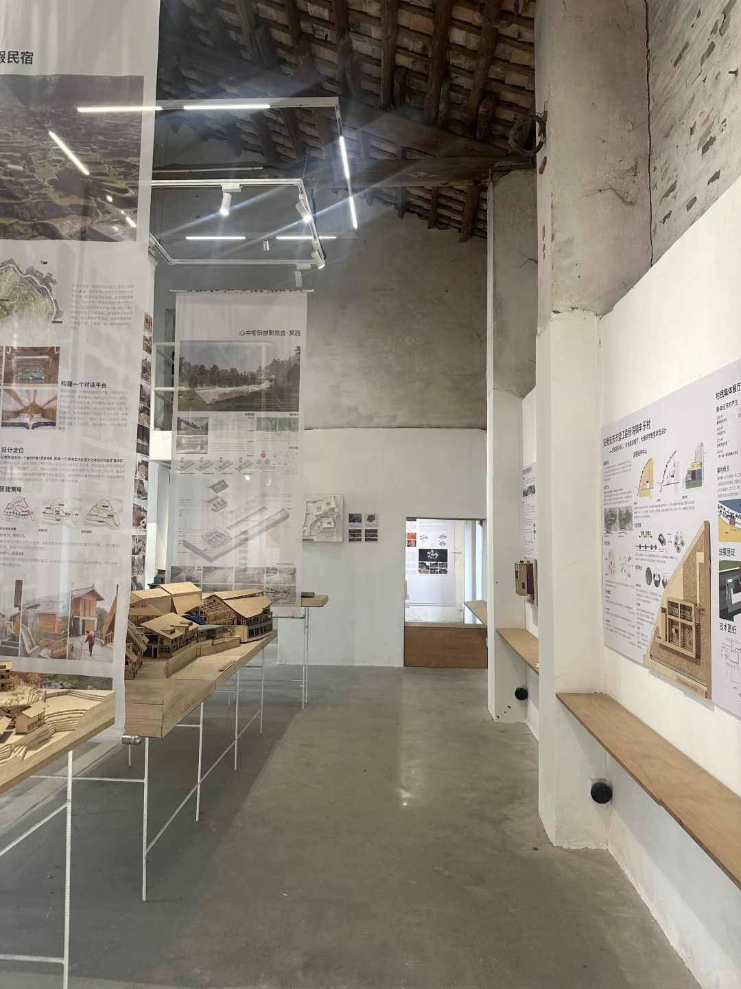 竟然还有人没来看这个村里的建筑展