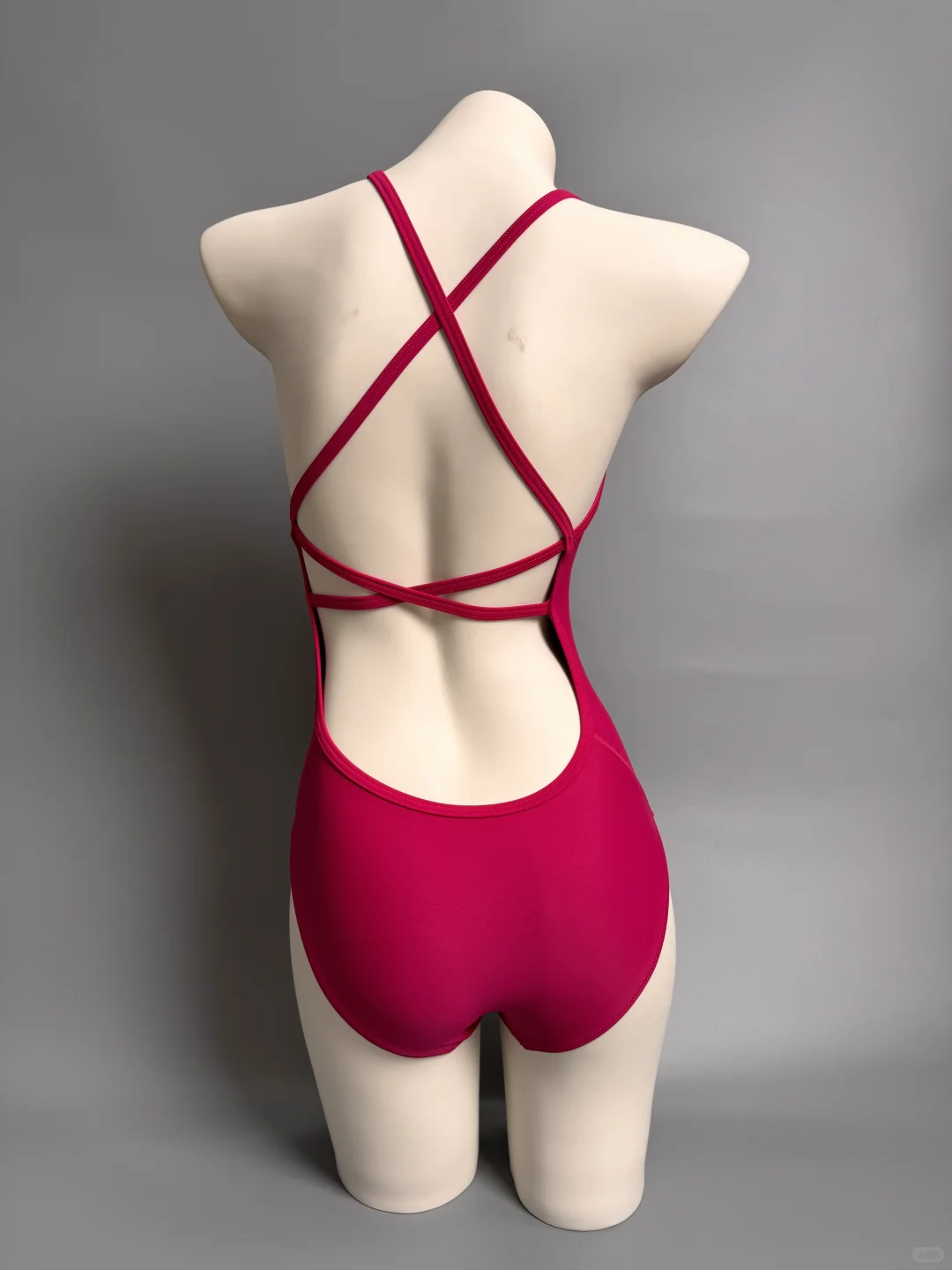 玫红战袍！泳池焦点竟是这身交叉美背杀??