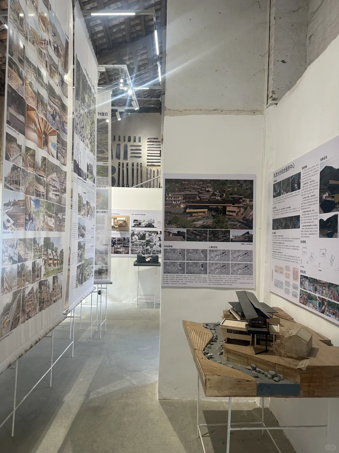 竟然还有人没来看这个村里的建筑展