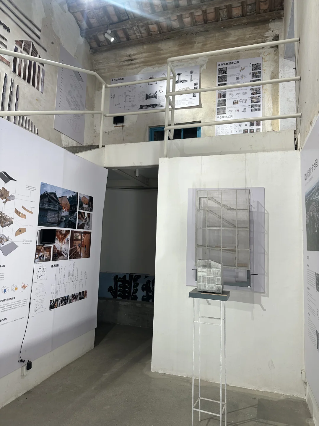 竟然还有人没来看这个村里的建筑展