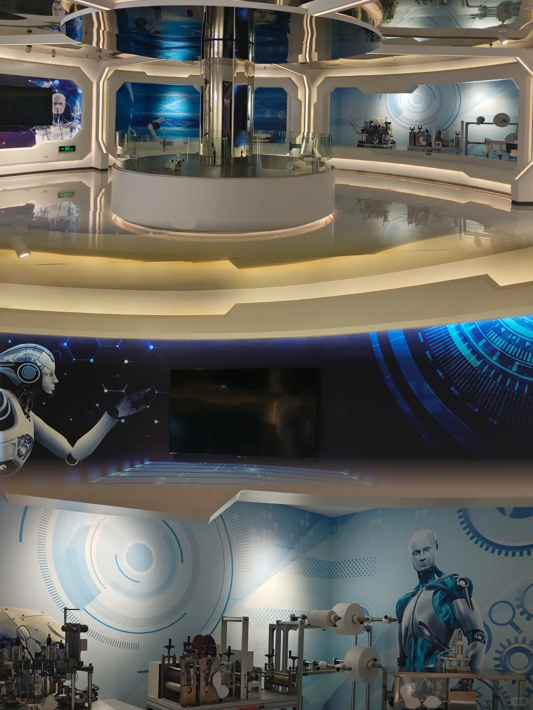 巨型“风扇”建筑+硬核工业展，太酷了