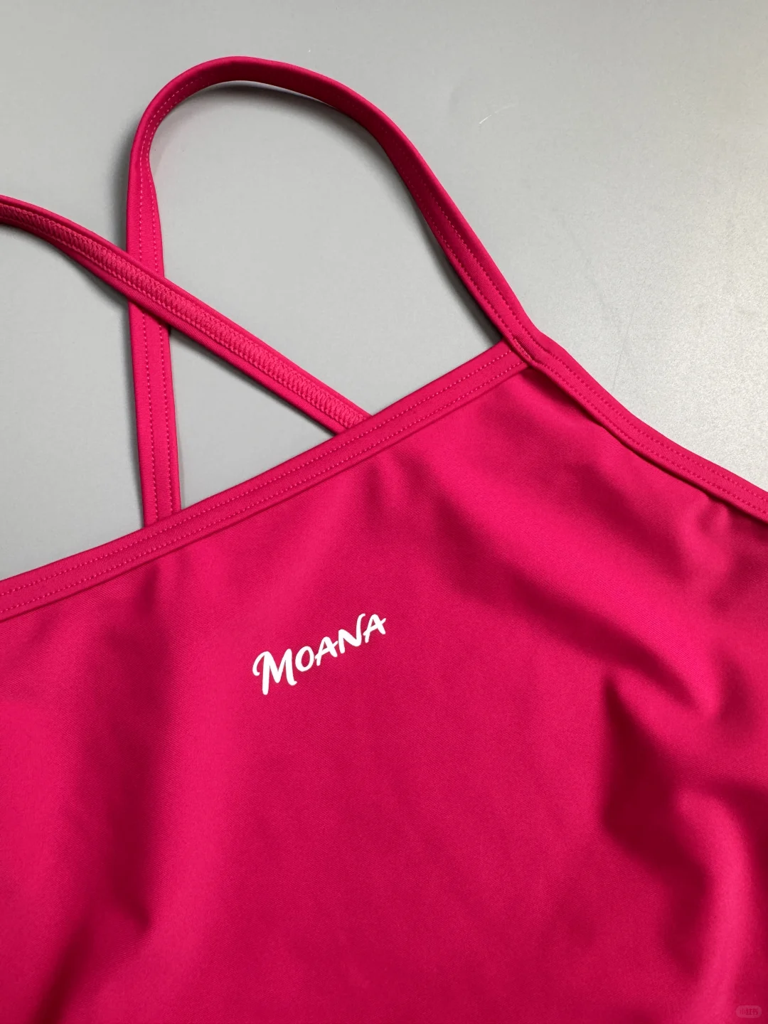 玫红战袍！泳池焦点竟是这身交叉美背杀??