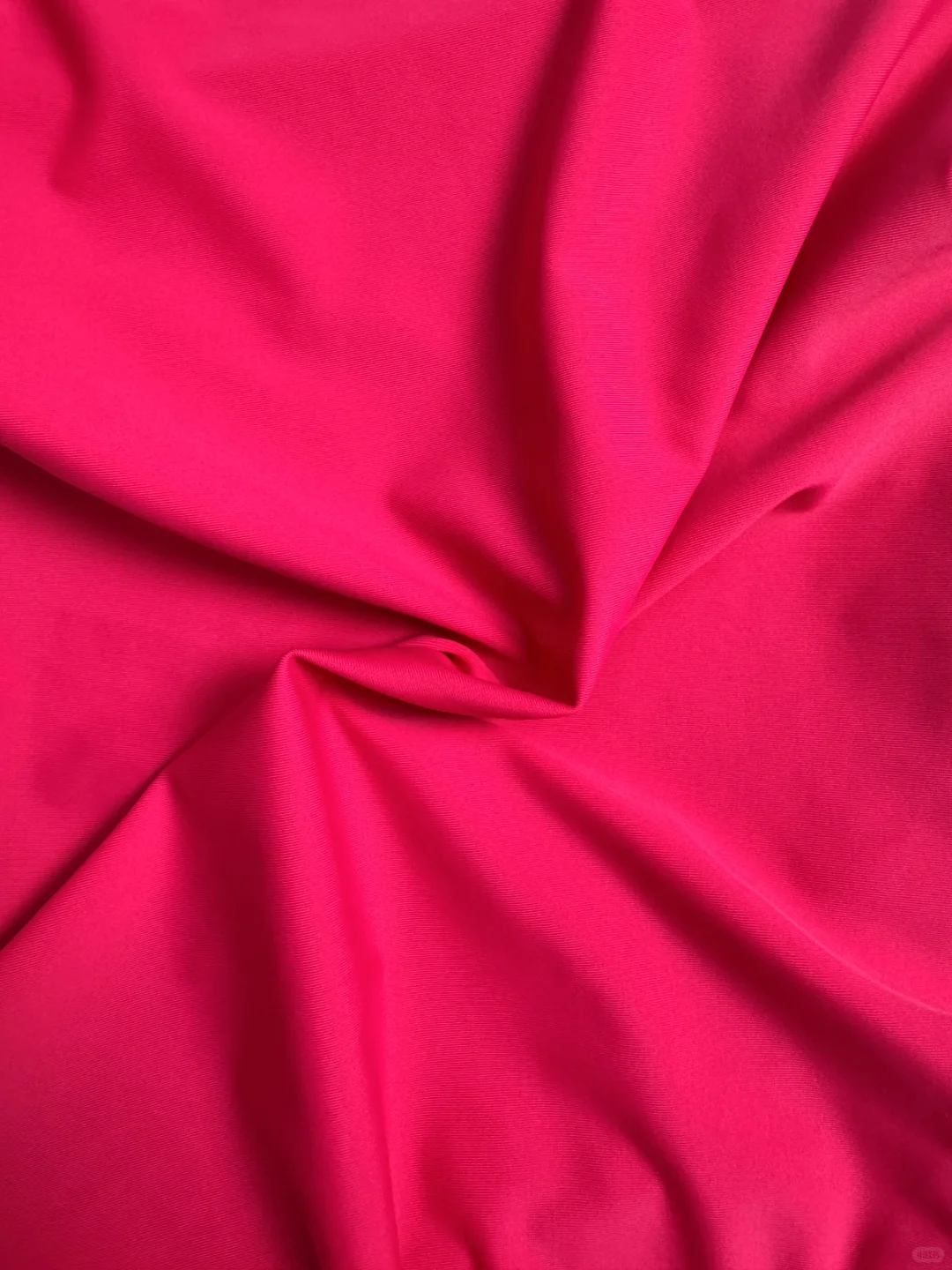 玫红战袍！泳池焦点竟是这身交叉美背杀??