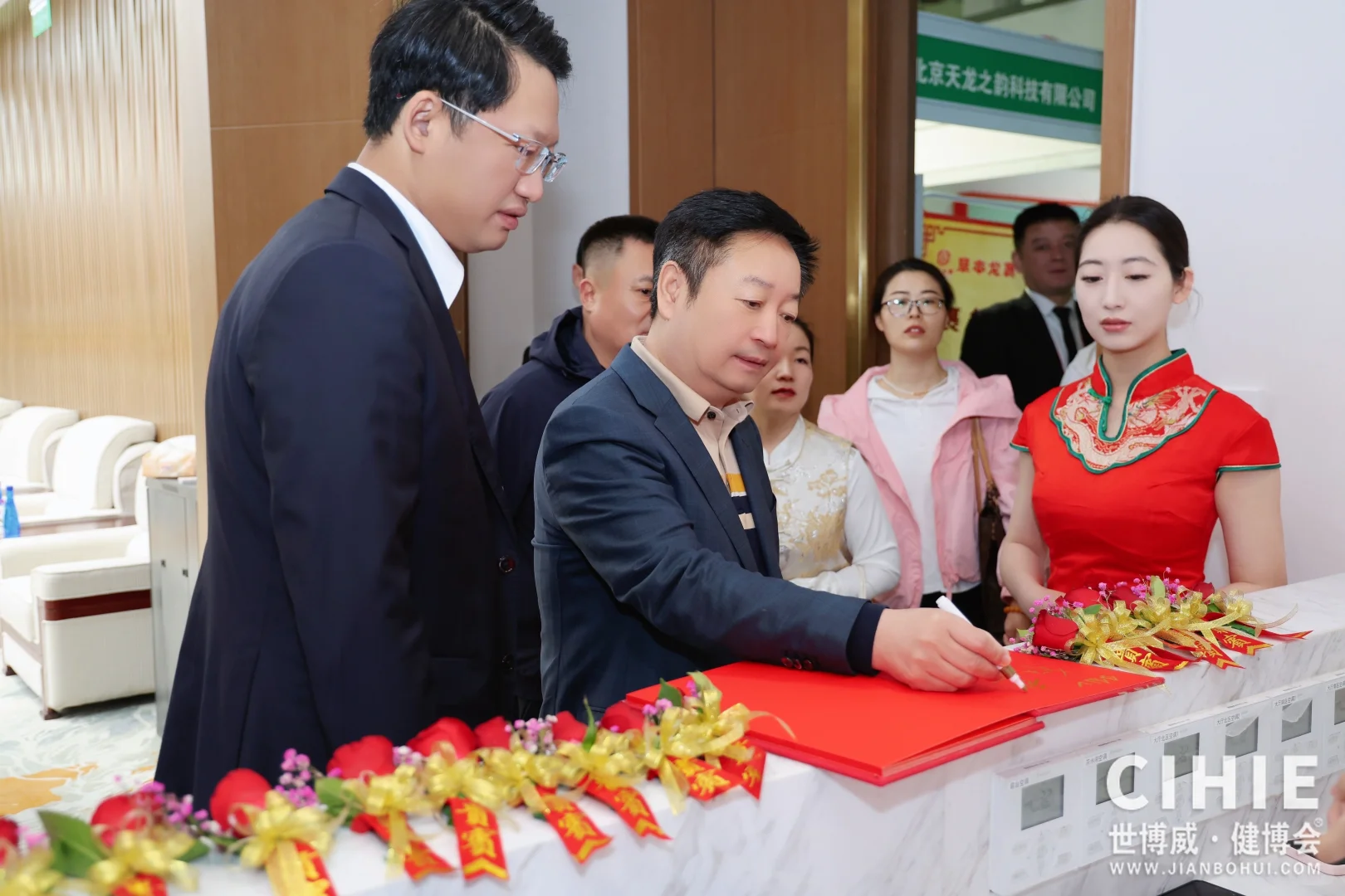 哇！活动现场人超级多！✨✨✨