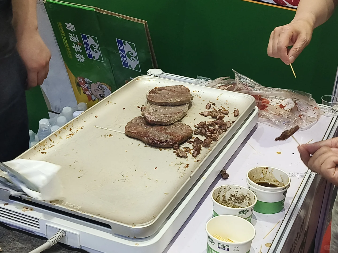 去逛展吗？免费吃喝那种