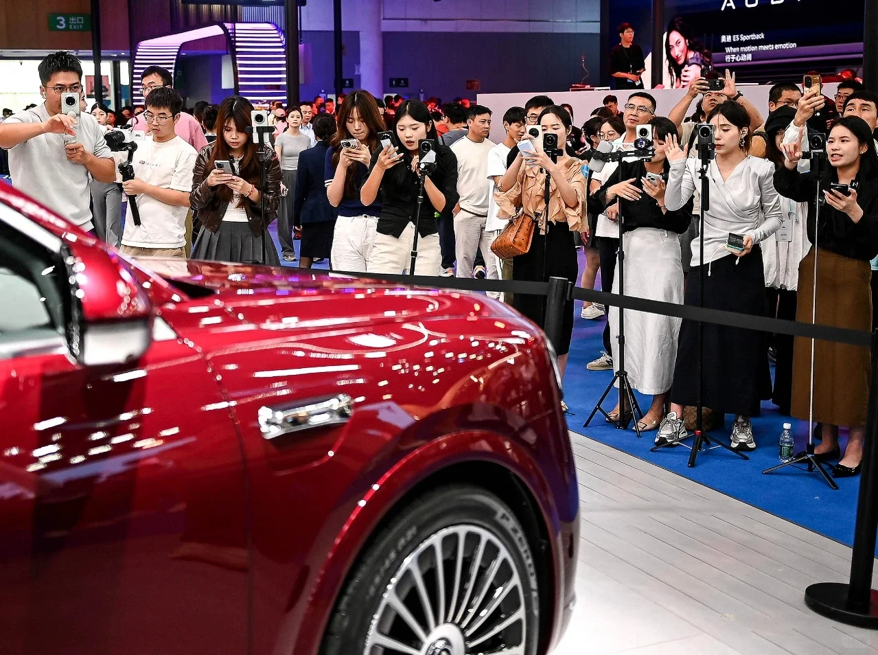 成都车展实况！20个主播围着拍华为