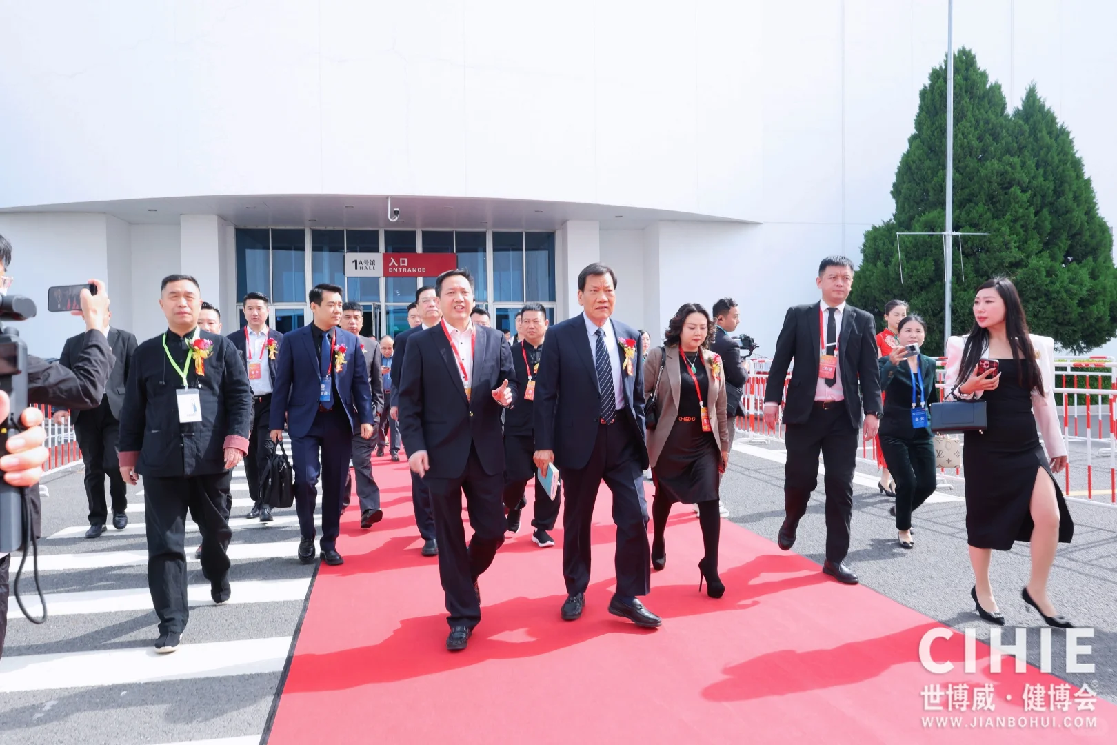 哇！活动现场人超级多！✨✨✨