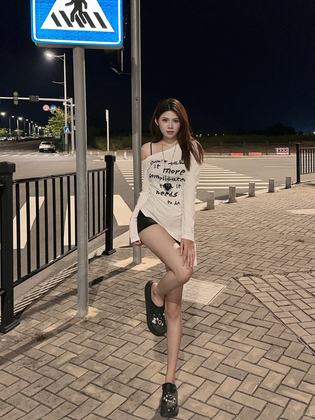 辣妹拍照姿势｜路边万能pose氛围感好学好看！