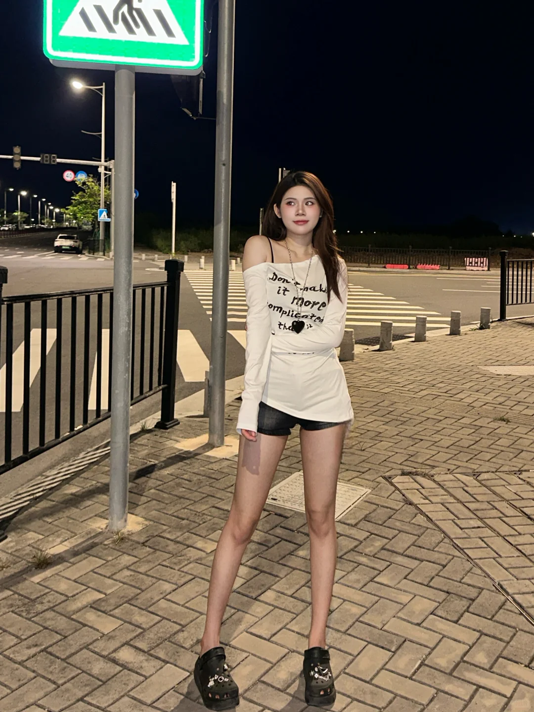 辣妹拍照姿势｜路边万能pose氛围感好学好看！