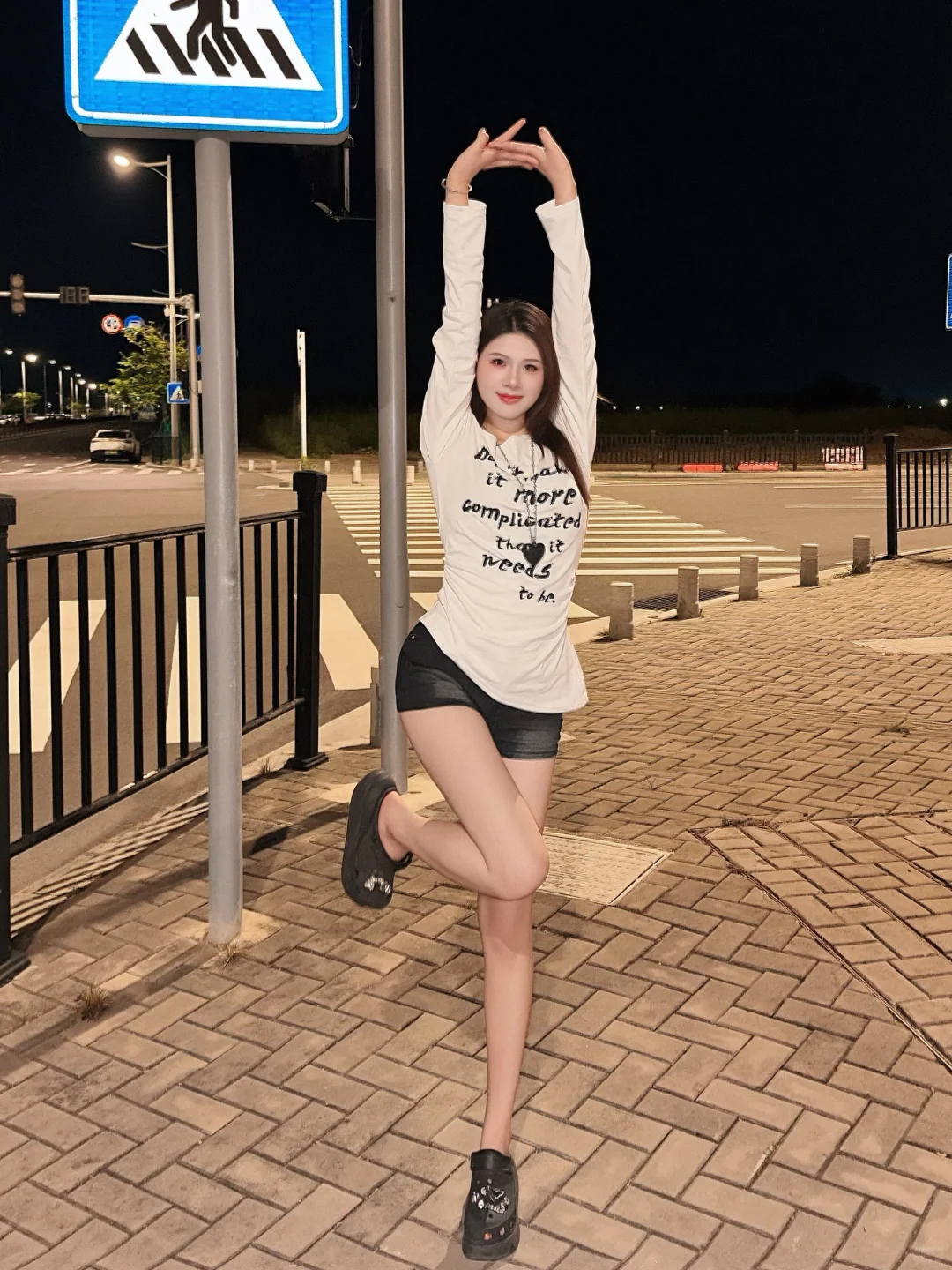 辣妹拍照姿势｜路边万能pose氛围感好学好看！