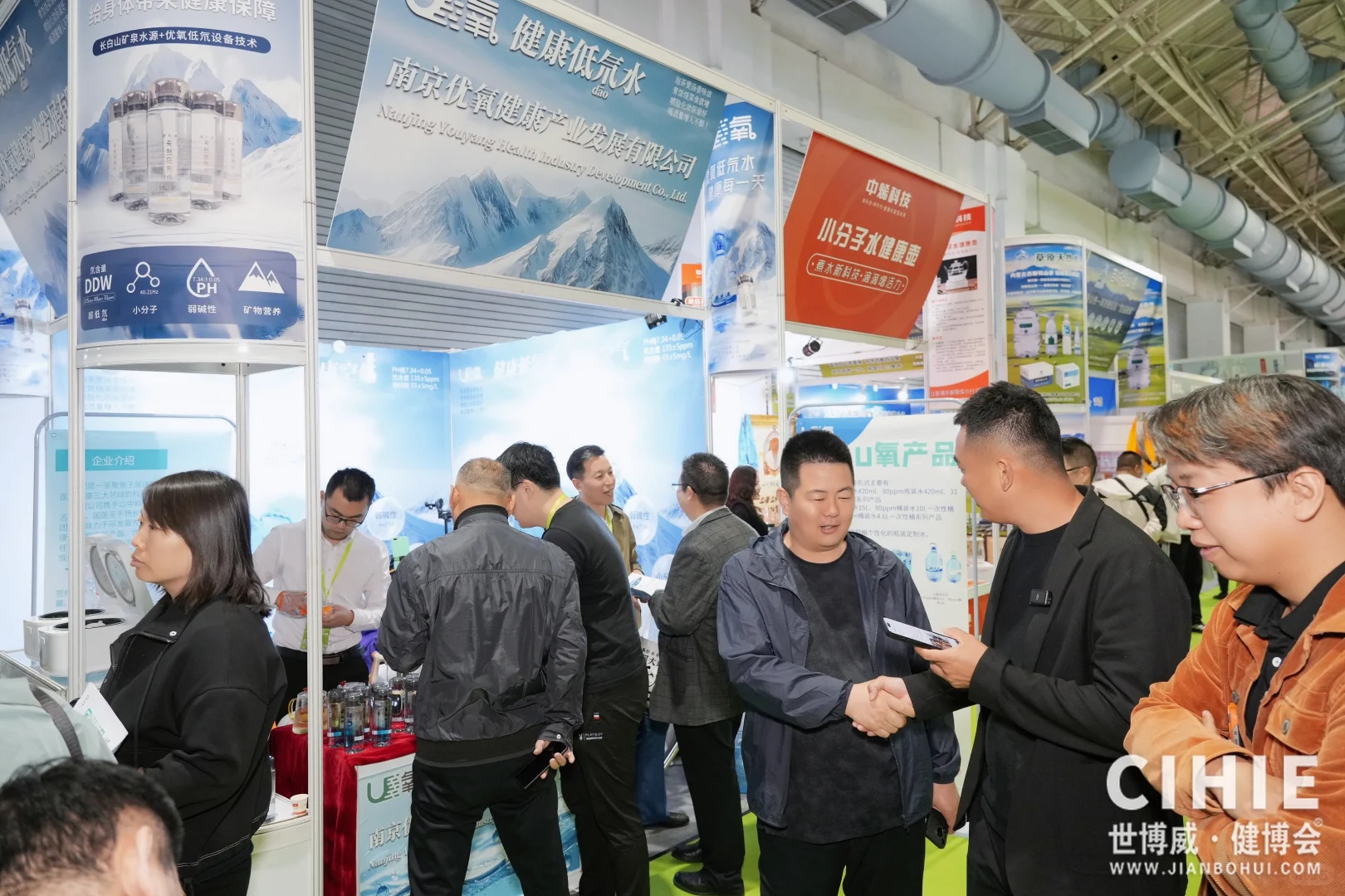 哇！活动现场人超级多！✨✨✨