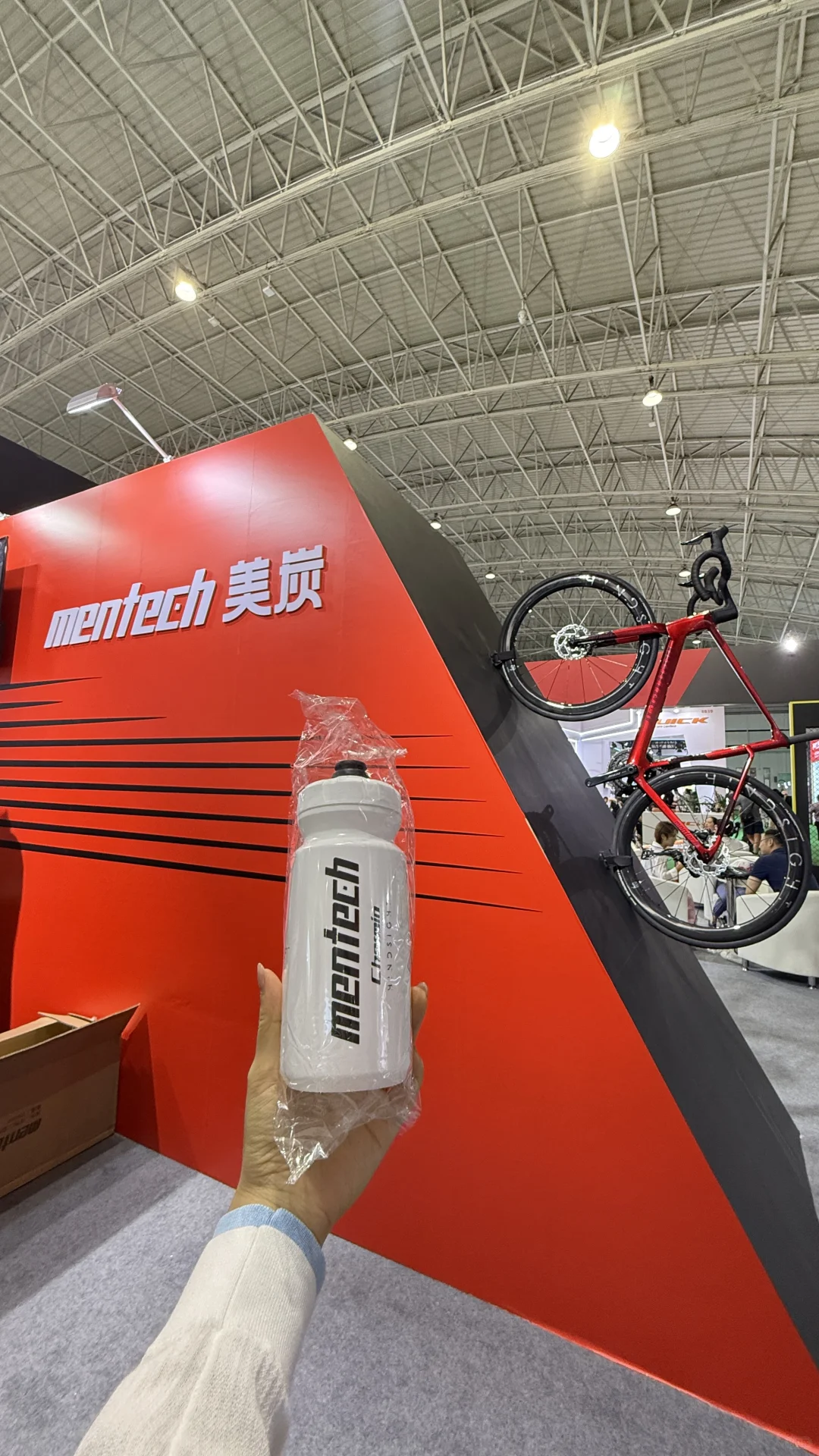 “垃圾自行车展，我去逛珠宝展了。