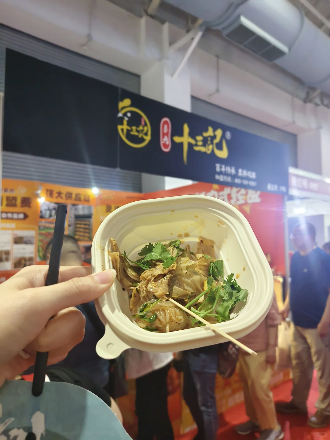 去逛展吗？免费吃喝那种