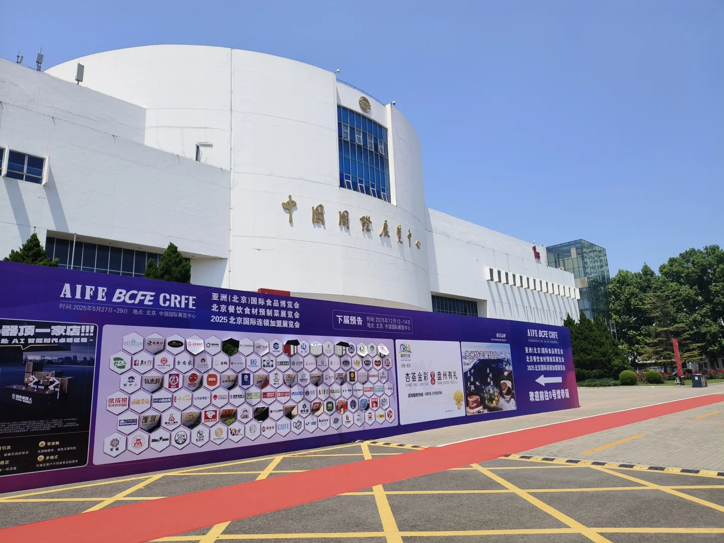 去逛展吗？免费吃喝那种