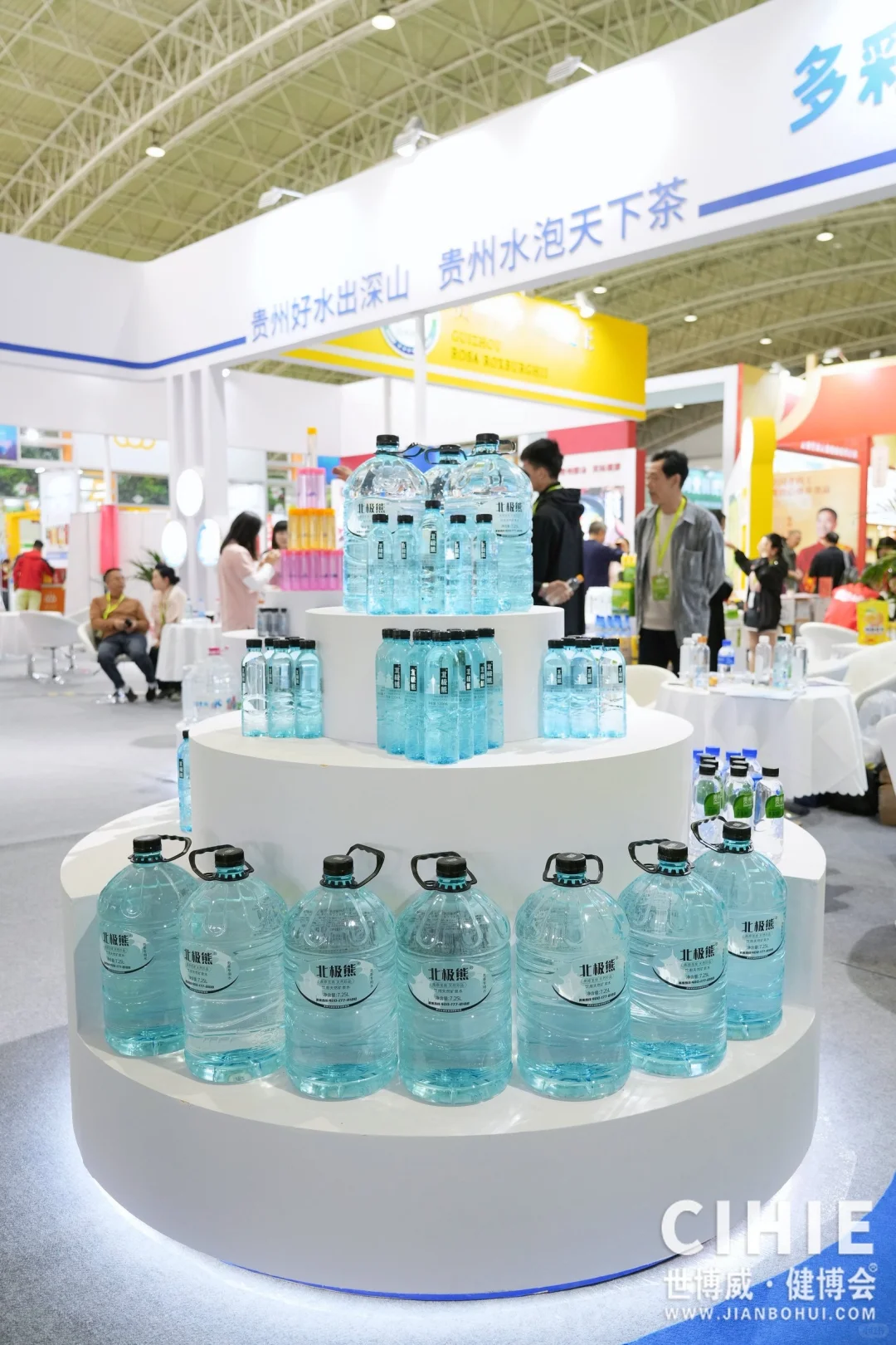 哇！活动现场人超级多！✨✨✨