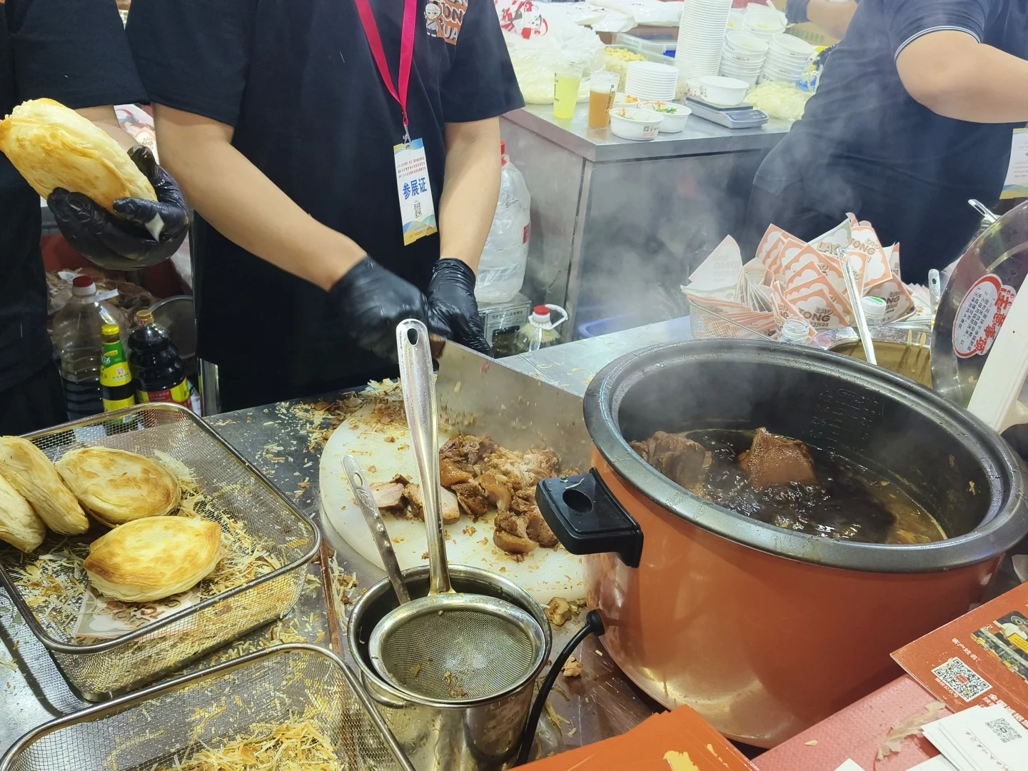 去逛展吗？免费吃喝那种