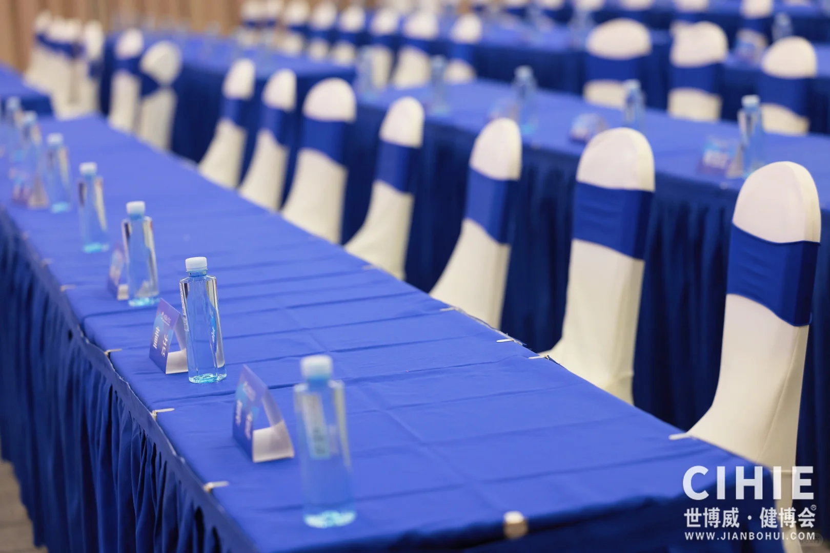 哇！活动现场人超级多！✨✨✨