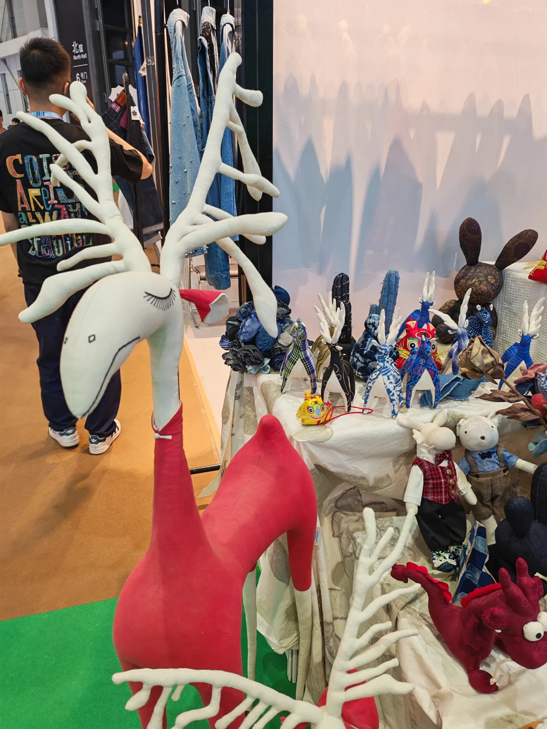 感受上海面料服装展的陈列美学