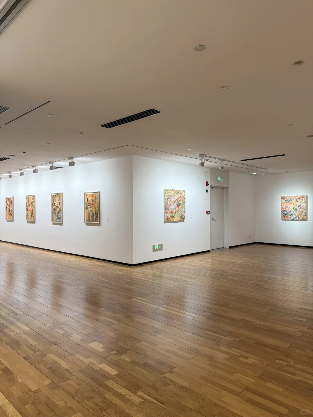 不是上海！！在重庆！！六角彩子新展来了。。。