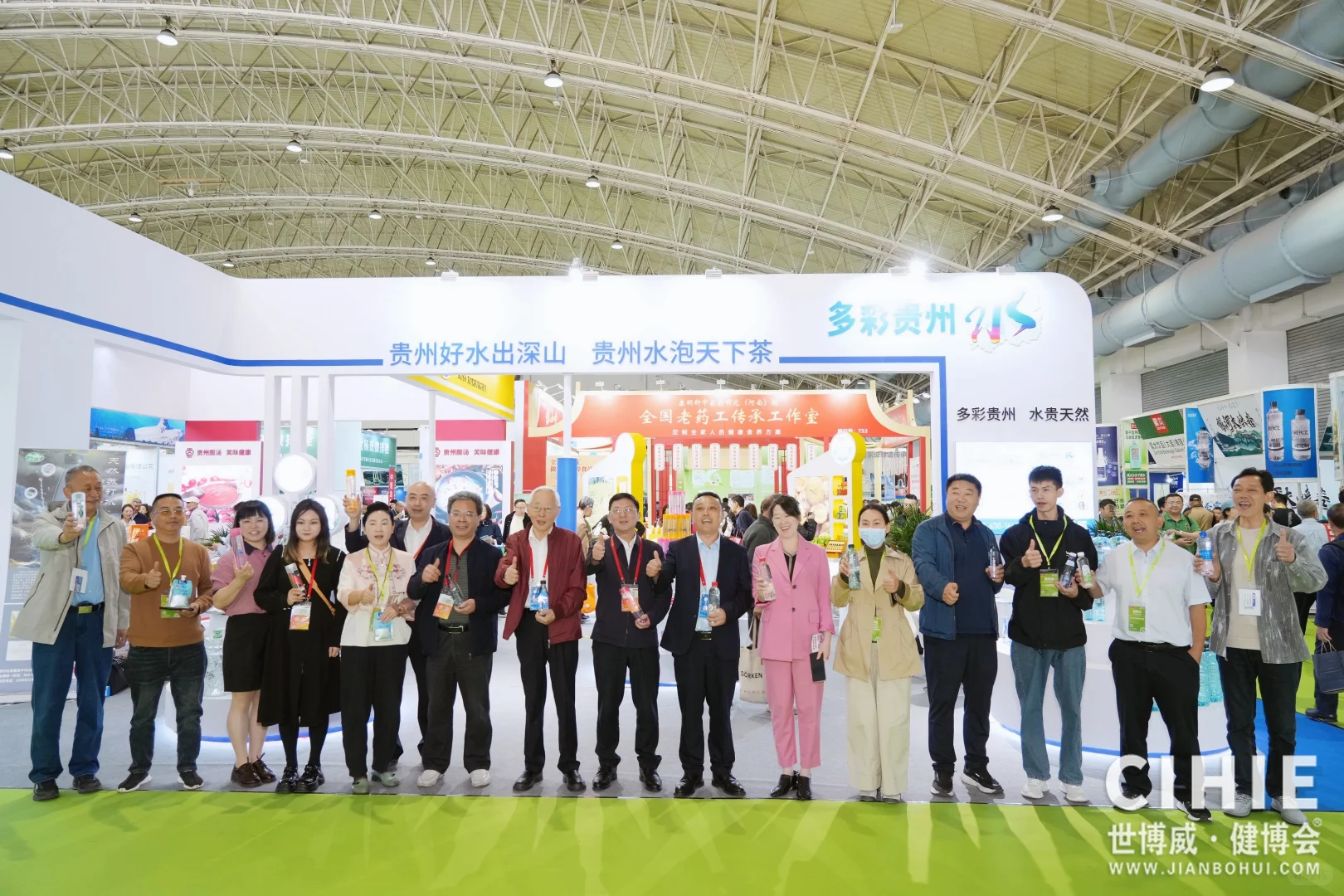 哇！活动现场人超级多！✨✨✨