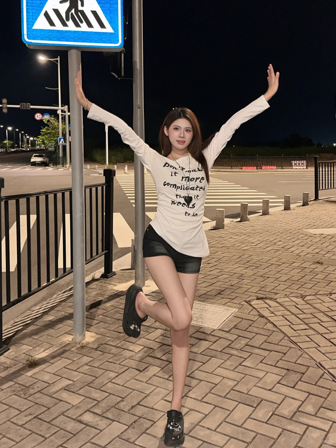 辣妹拍照姿势｜路边万能pose氛围感好学好看！