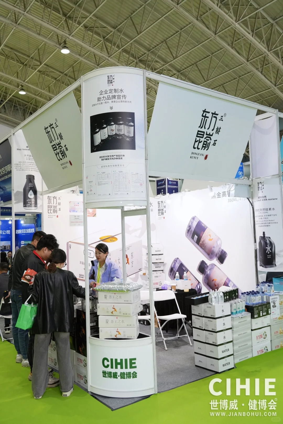 哇！活动现场人超级多！✨✨✨