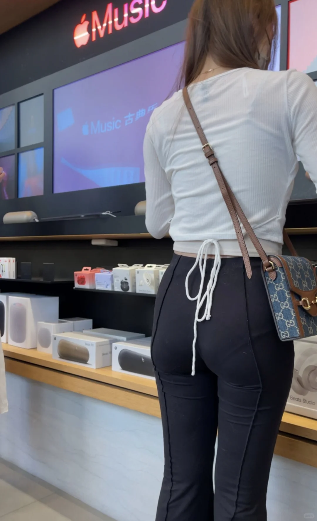 紧身裤美女，时尚穿搭，迷人背影