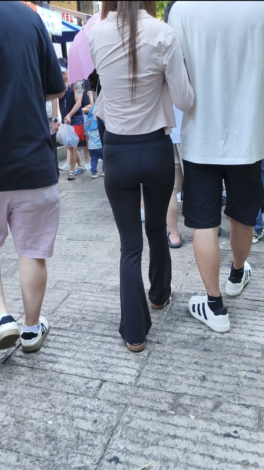 步行街偶遇街拍瑜伽裤姐姐，4k超清视频