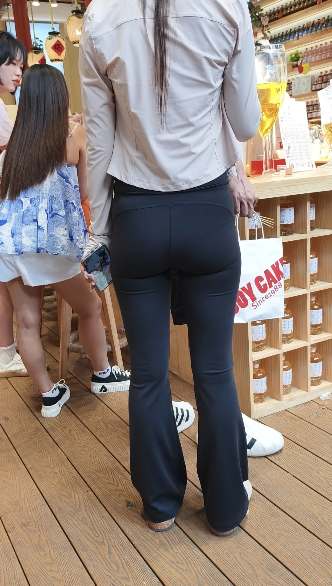 步行街偶遇街拍瑜伽裤姐姐，4k超清视频