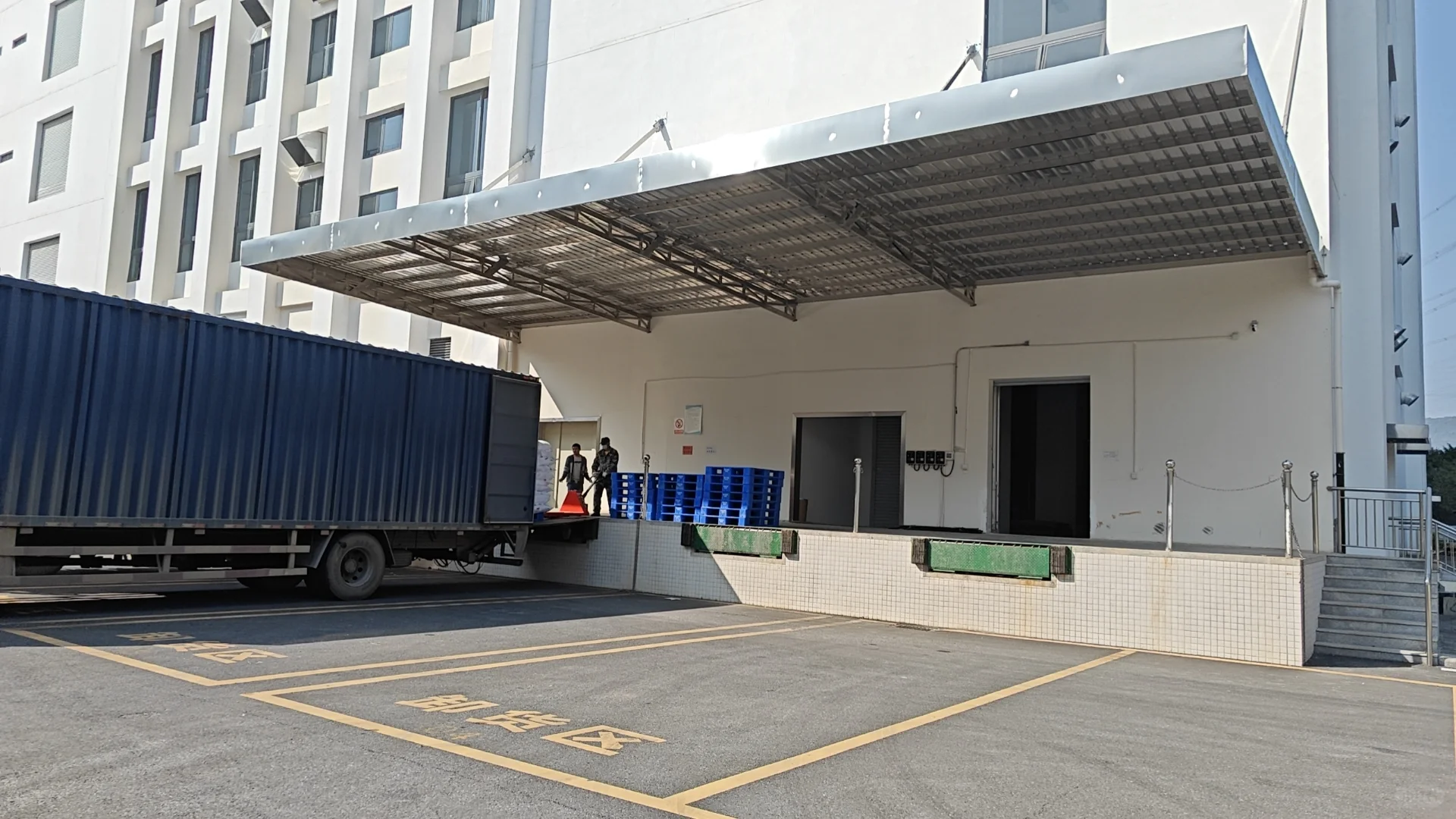 现代化工业厂房的震撼视觉 ?