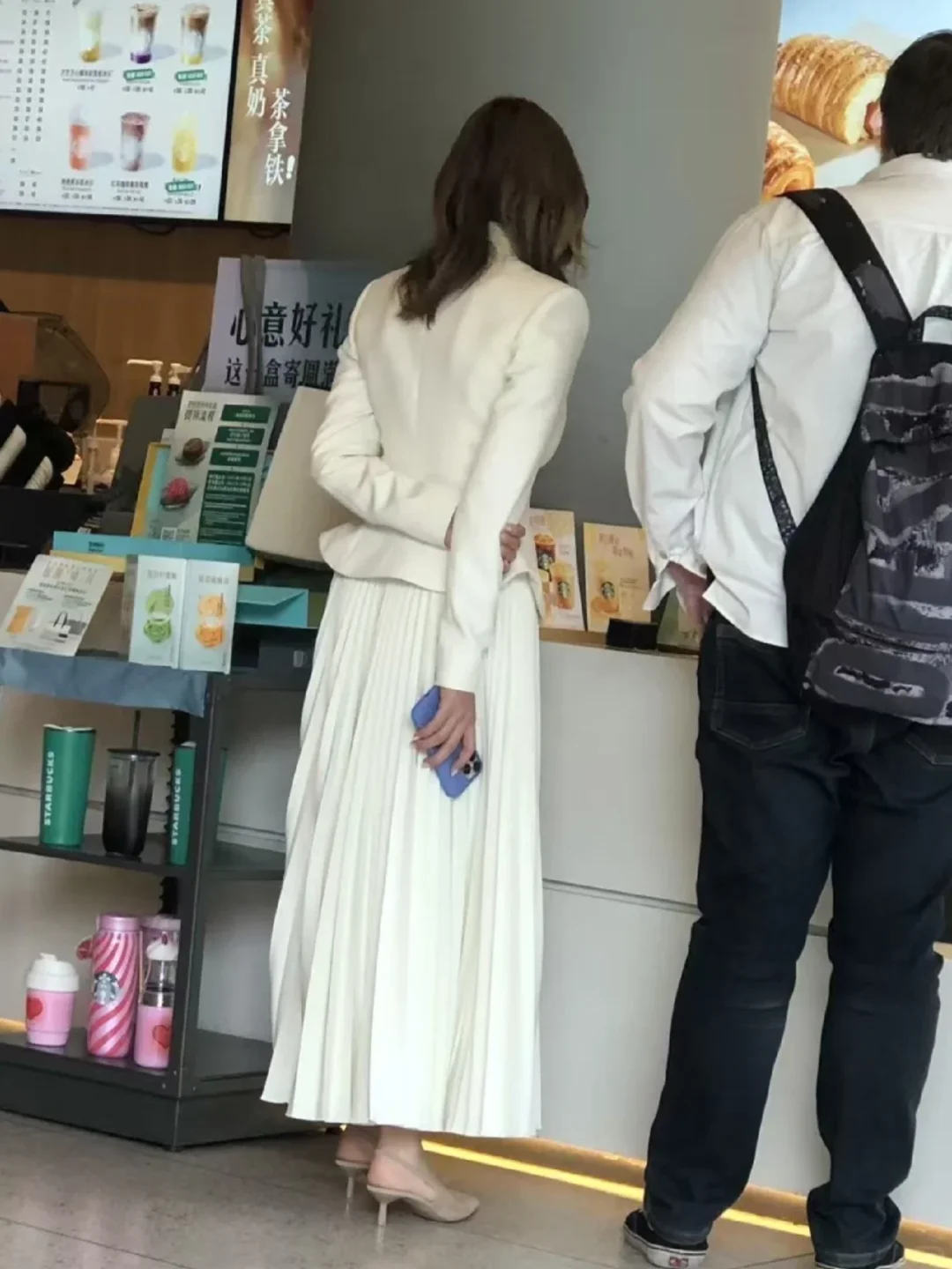 星巴克偶遇k宝买咖啡，还在倒时差困困的