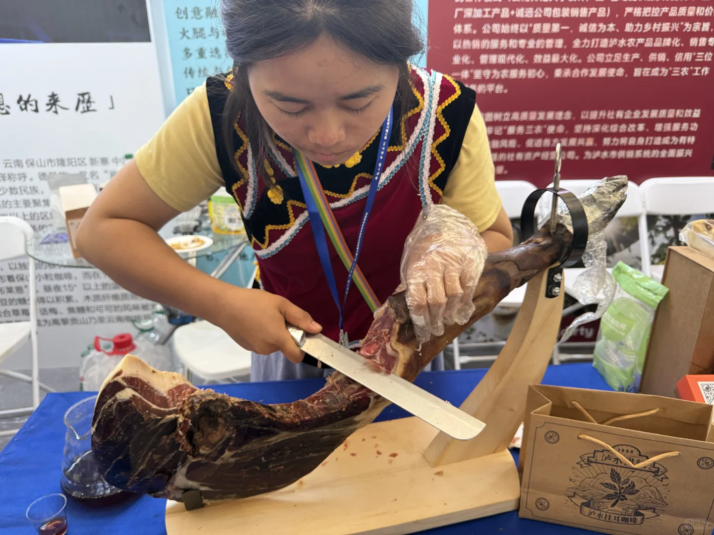 参观：上海对口地区特色产品展销会（一）