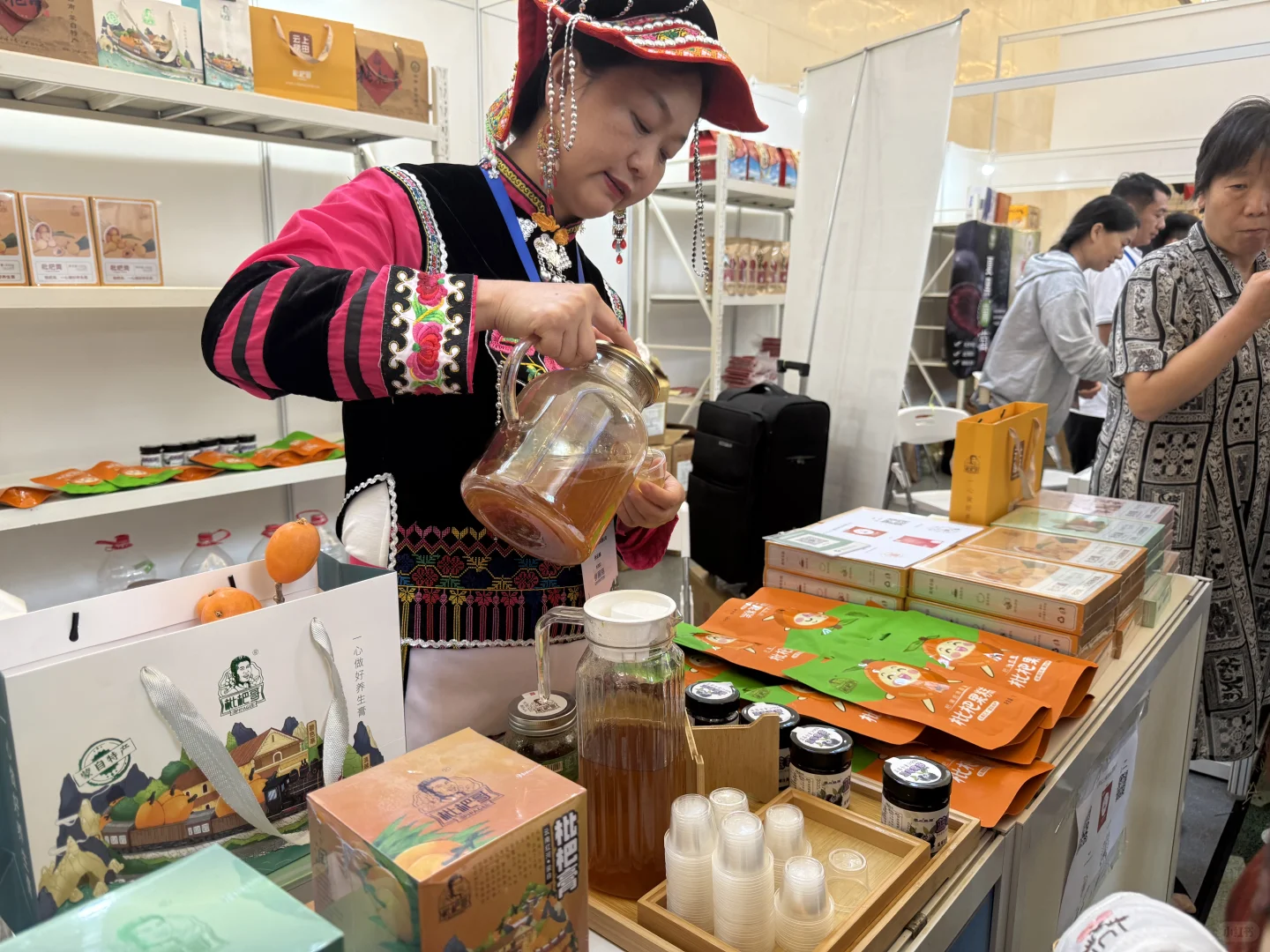 参观：上海对口地区特色产品展销会（一）