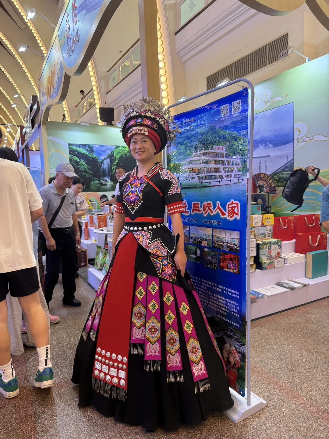 参观：上海对口地区特色产品展销会（一）