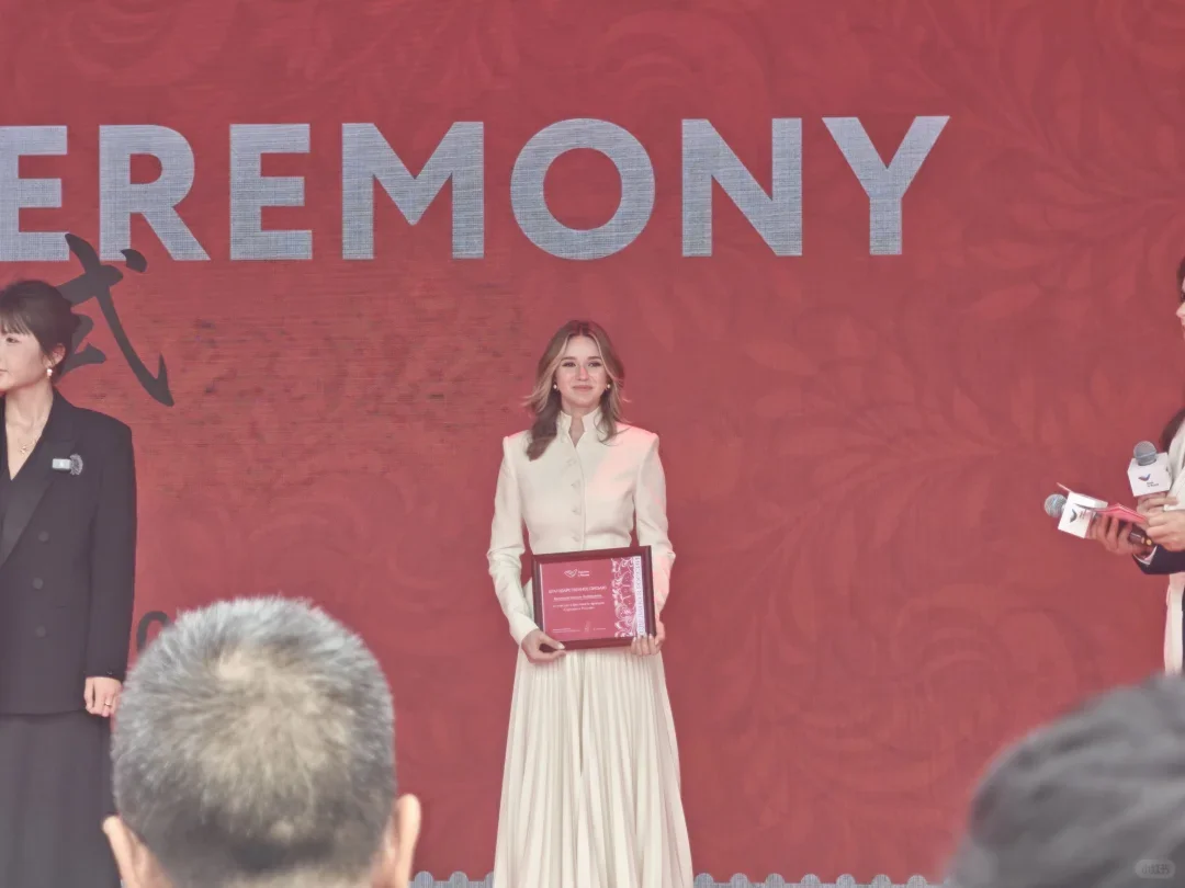 8月28日花滑K宝出席展销会开幕式1⃣️