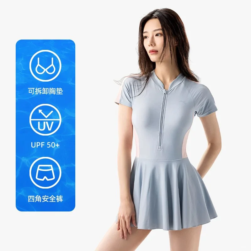 为什么没有人穿着泳衣去游泳