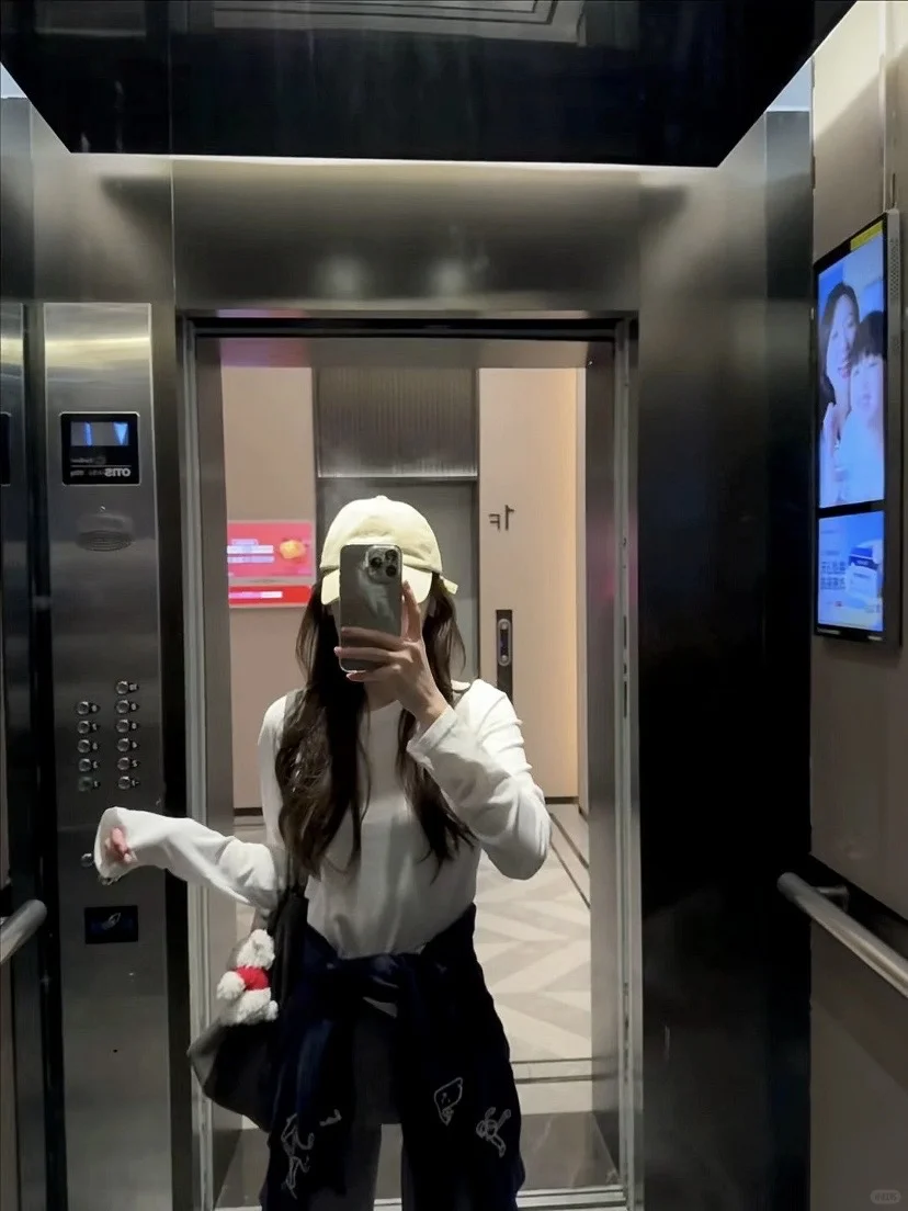在健身房穿瑜伽裤被蛐蛐