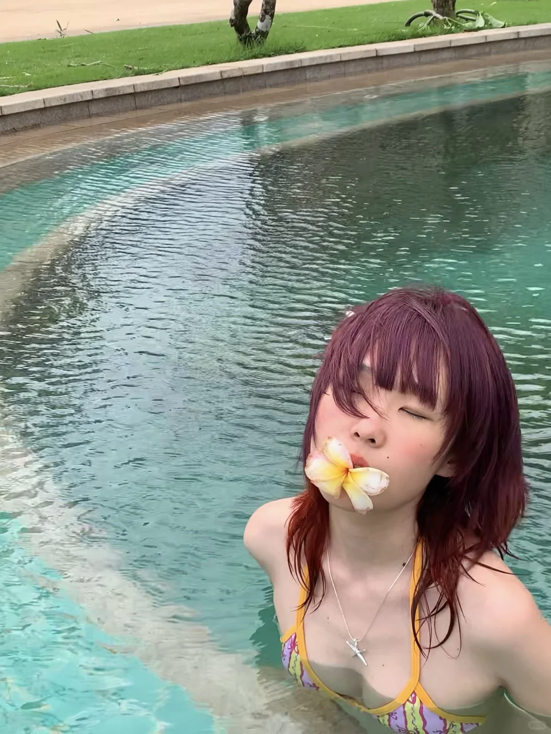 在泳池玩.